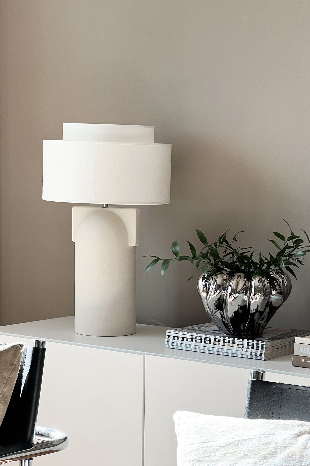 Figoll bordslampa med keramikfot från Tyrum